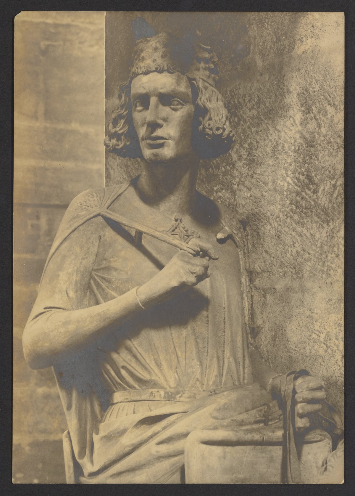 Photograph of a statue - Science History Institute Digital Collections