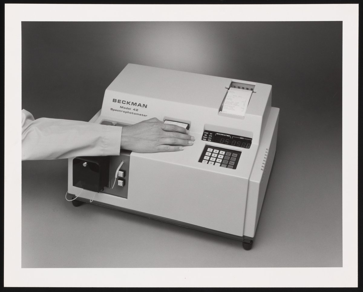 Beckman Sharp Instrument Operator's hand on Beckman Model 42 Spectrophotometer - Science History ...
